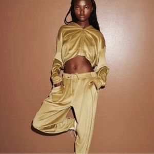 SKIMS Velour Jogger in Gold